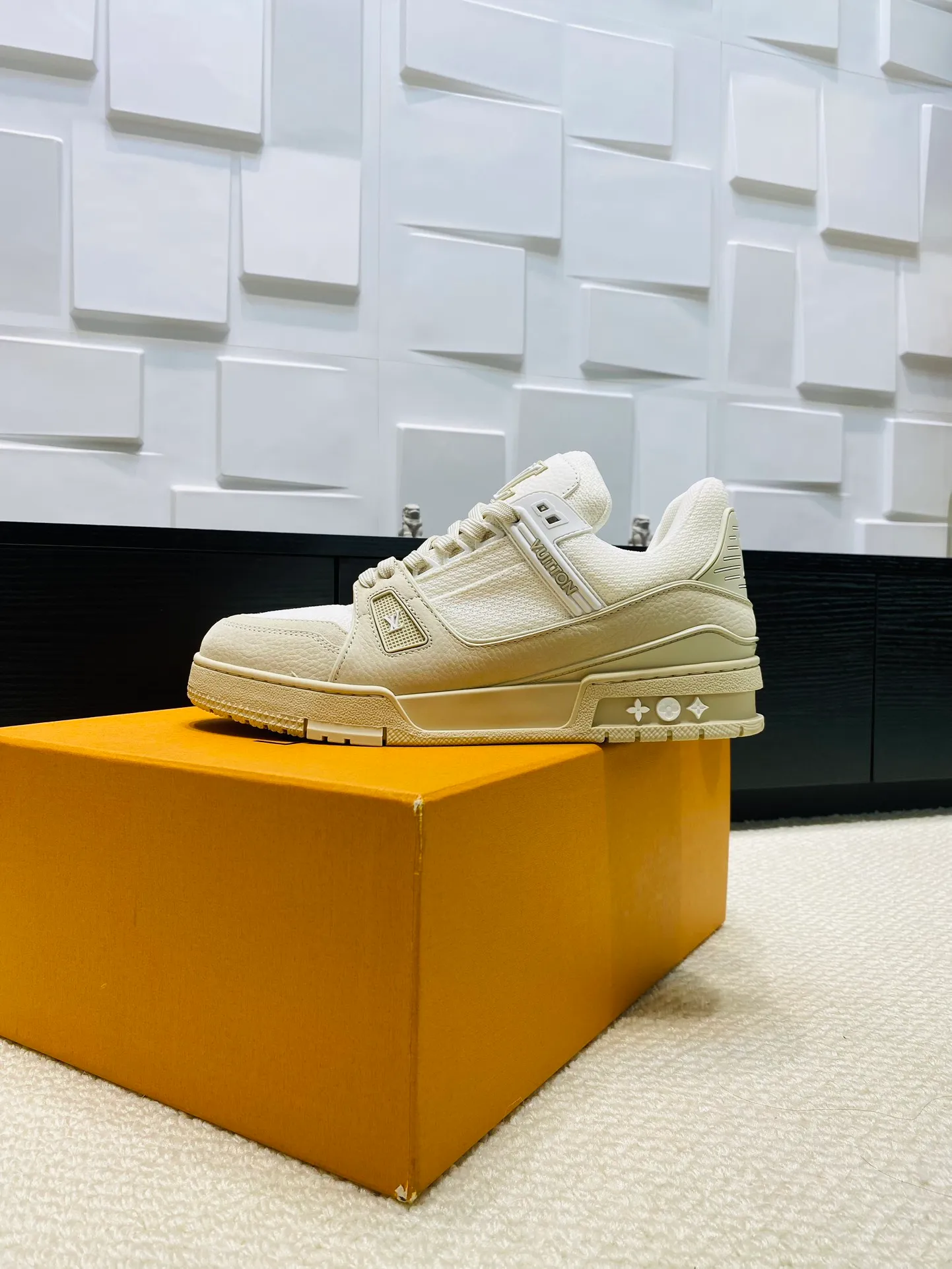 👟👟Ex-factory price 800👟👟 💰💰💰 Hot style 🆕🆕🆕𝙇𝙑 LV Louis Vuitton L House Donkey Brand Trainer Series Couple Style Casual Sports Shoes Skateboard Shoes Original Purchase Development Production Production This pair of LV Trainer sneakers are made of a blend of technical materials with waterproof properties. The meticulously crafted upper is notable for its many signature details, including Louis Vuitton and #54 in script, referencing the year 1854. Exquisite packaging at the delivery counter🛍📦 ▪️Fabrics: Original customized imported cowhide ▪️Inner lining: Original customized breathable mesh ▪️Outsole: Original open-molded non-slip TPU combination outsole ▪️Sole thickness: 3 cm ▪️Size: Women's 35-41 / Men's 38-46